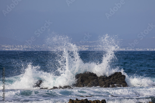 Foto Dramatic Powerful Atlantic Ocean Wave Crash and Spray Over Volcanic Rocks, Fuert