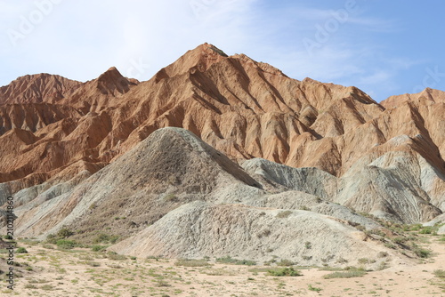 Fotografía Colorful Danxia Landform with Layered Mineral Mountains and Arid Terrain Guide N