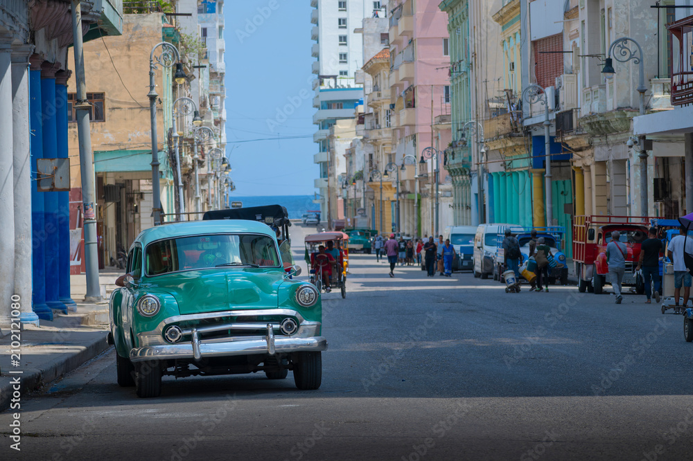 Obraz premium Classic Green Vintage Car on a Street in Cuba