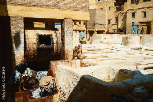 Foto Wooden washing machine in the tannery of Fez