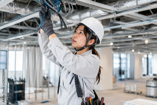 配線工事を行う女性電気工事士