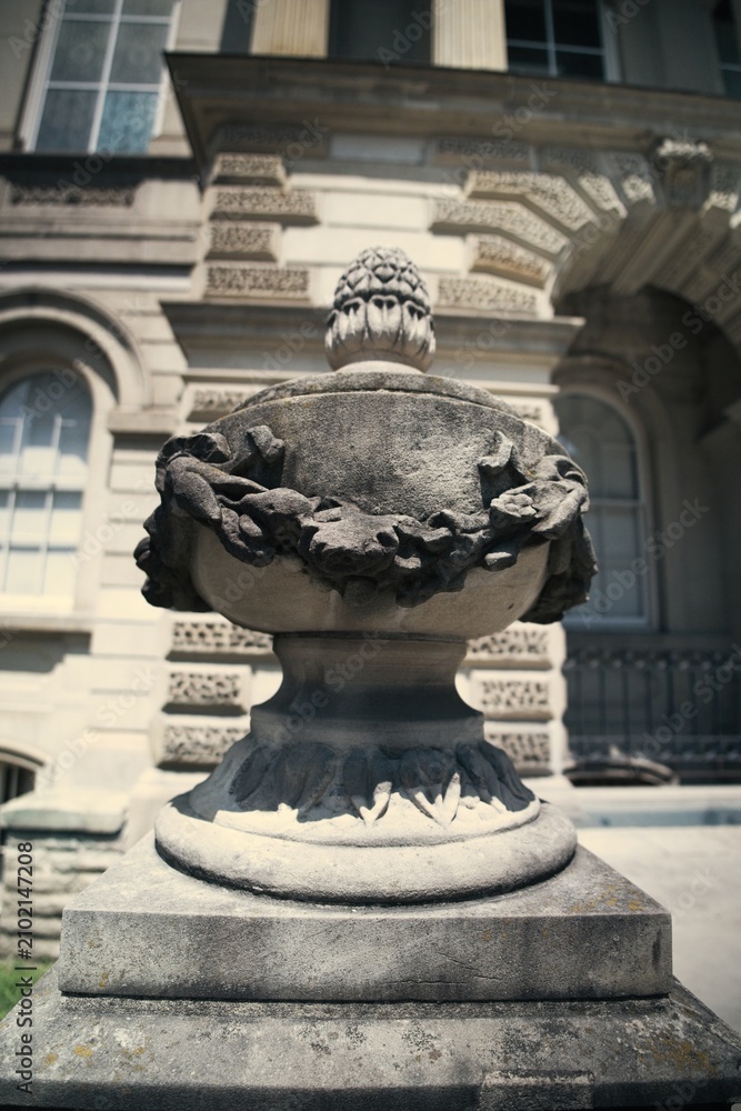 Obraz premium Stone urn in front of historic building