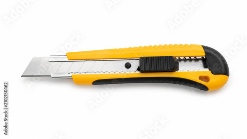 Cutter jaune et noir isolé sur fond clair