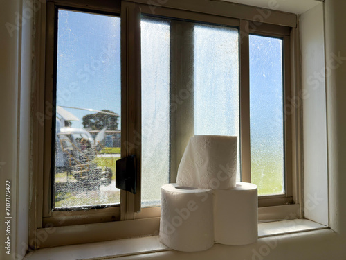Foto Ambient sunlight view of toilet window slide doors