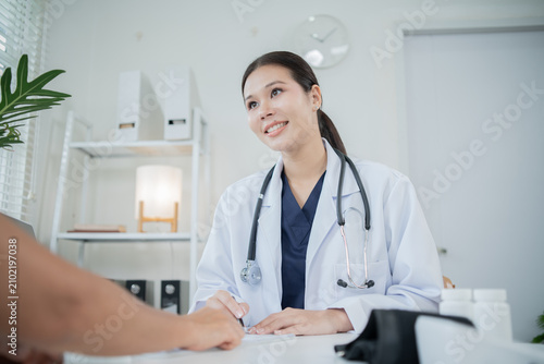 фотографія An Asian nurse is measuring the blood pressure of an elderly patient, providing attentive health check-ups, diagnosis, and treatment, as well as professional advice on wellness and elderly care