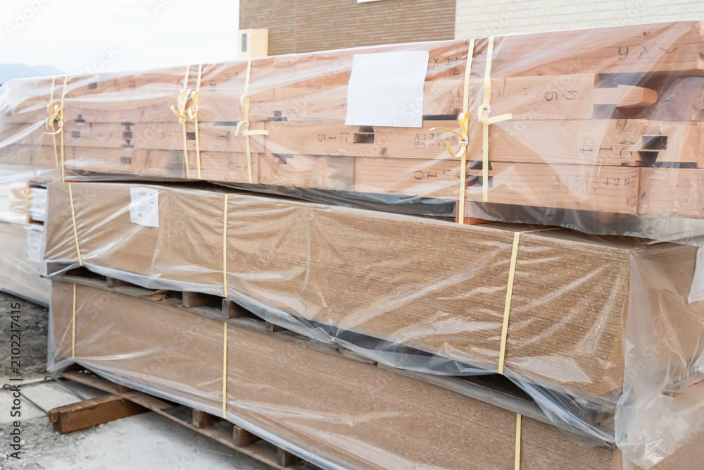Obraz premium マイホームの建築現場に搬入されたプレカット材の木材