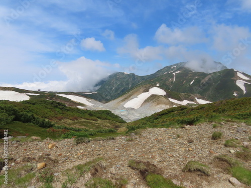 残雪が残る山の景色