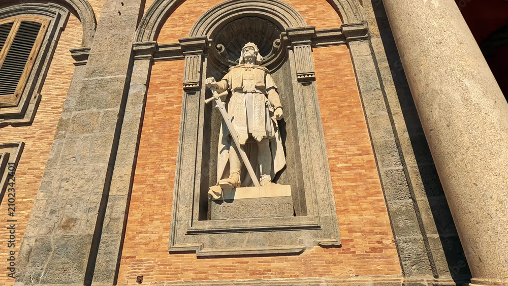 Fototapeta premium Classical Stone Statue of Roger the Norman in Naples Building Facade