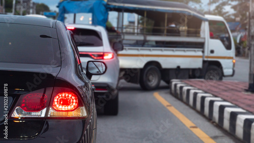 Fotografía Busy traffic scene showing a line of vehicles