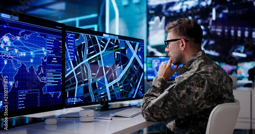 Fotografía Military Commander Uses Computer And Map