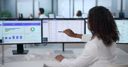 Foto Young African American Healthcare Manager Reviews Medical Authorization