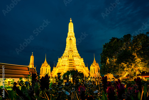 Fotografía Illuminated Wat Arun Ratchawararam at blue hour in Bangkok, Thailand, glowing Buddhist pagoda, night sky