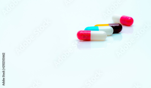 Fotografía Multi-color antibiotic capsule pills on white background