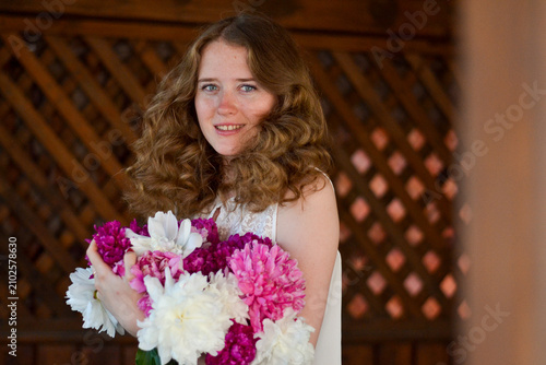 Fotografía Natural beauty: red-haired girl with freckles and summer peonies