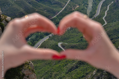Fotografie Love of travel: a view of the Montserrat mountains through the heart of the hand