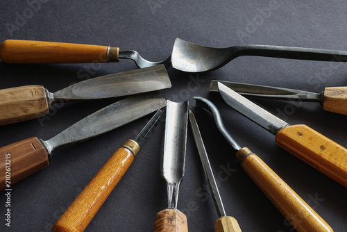 Quadro su tela Circular arrangement of professional wood carving tools