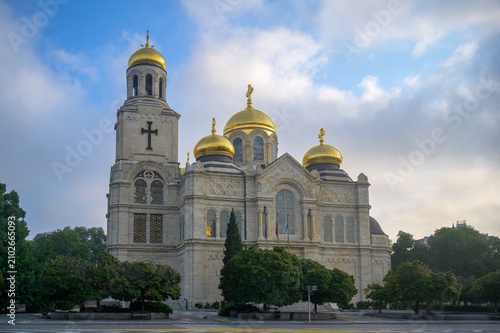 Obraz na plátně Dormition of the Mother of God Cathedral with golden domes in morning light, Var