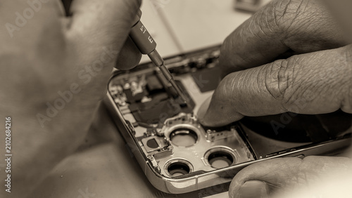 Fotografía Close-up view of disassembled smartphone revealing internal motherboard componen