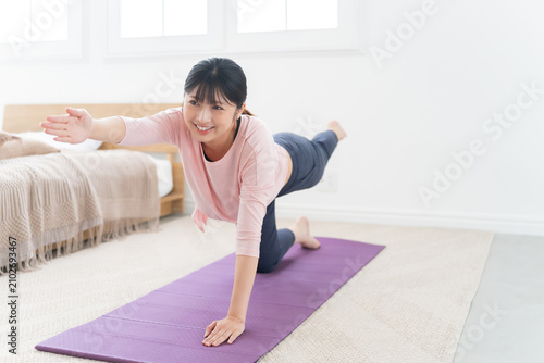 体幹トレーニングのバードドッグをする女性