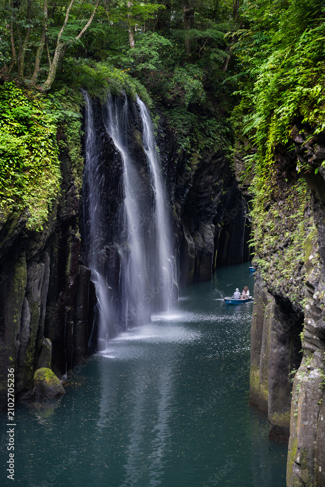 Obraz premium Manai Falls Flowing Down into the Gokase River at Takachiho Gorge, Miyazaki, Japan