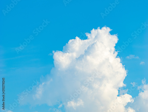 夏の青空に浮かぶ白い入道雲の自然風景
