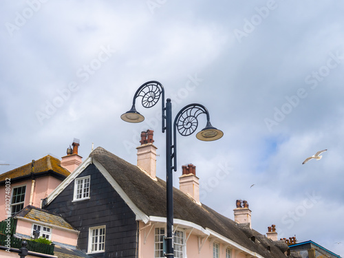 Fotografía Lamppost in the town of Lyme Regis, featuring an amonite fossil shape highlighti
