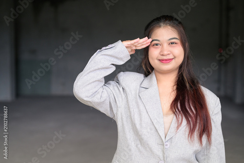 Fotografía Cheerful Thai Isan Businesswoman Giving a Respectful Hand Salute