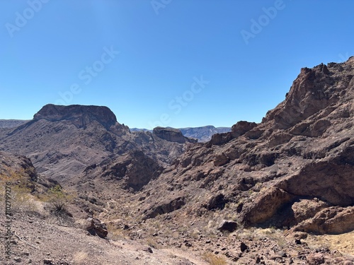 Cuadro en lienzo Rocky Desert Landscape Under Clear Blue Sky