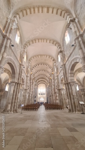 Obraz na plátně Belle vue panoramique de la nef de la basilique Sainte-Marie-Madeleine de Vézela