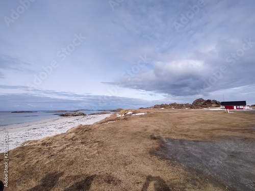 Fotografie Paysage côtier de Norvège entre sable et neige en saison froide