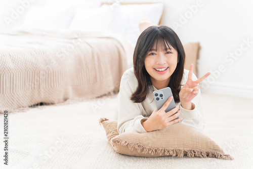 スマホを使う女性