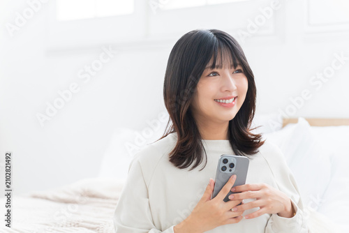 スマホを使う女性
