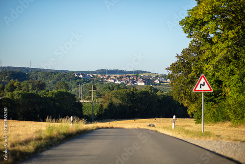 Cuadro en lienzo Vue des maisons du village de St-Livres depuis une route secondaire