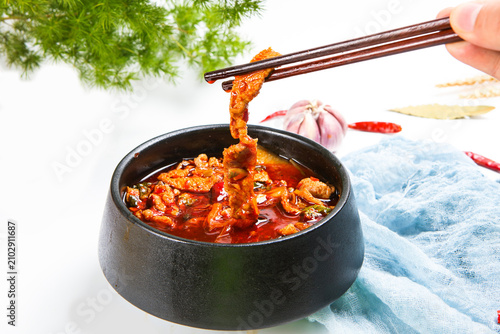 Fotografie Spicy Boiled Pork Slices In Black Stone Pot Chinese Cuisine