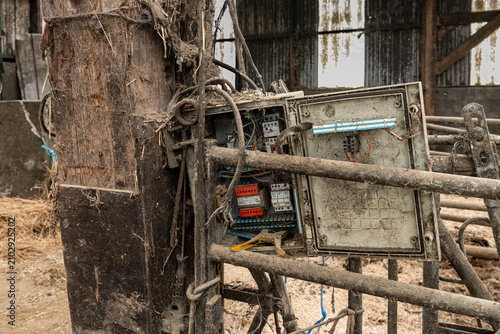 Vieux tableau électrique défectueux hors normes dans un batiment agricole