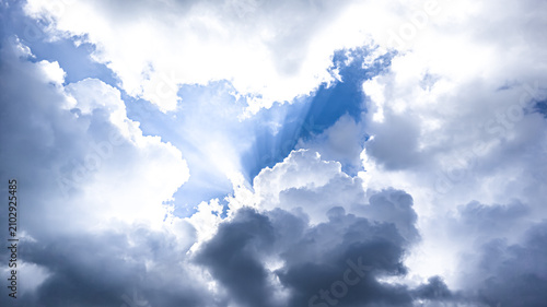 夏雲の隙間から差し込む光