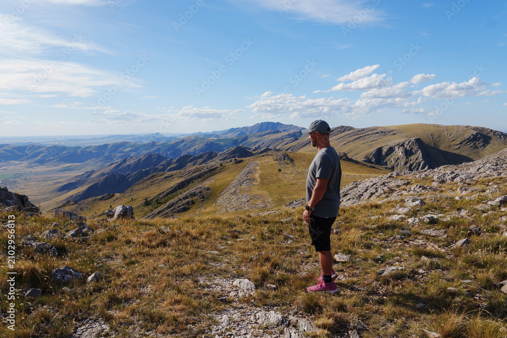 Obraz premium Hiker in profile with Sierra de la Ventana scenic panoramic view as backdrop