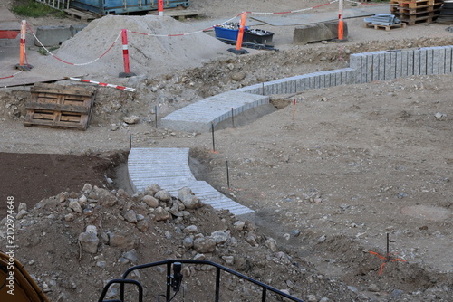 Foto building and constructions place, materials elements, urban city planing, construction supplies prepared for ongoing building, civil engineering, and infrastructure projects