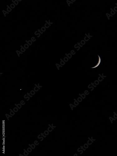 Foto view of the crescent moon in the night sky