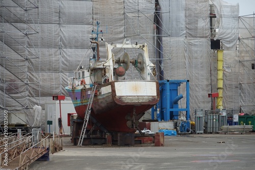 Bateau en réparation .