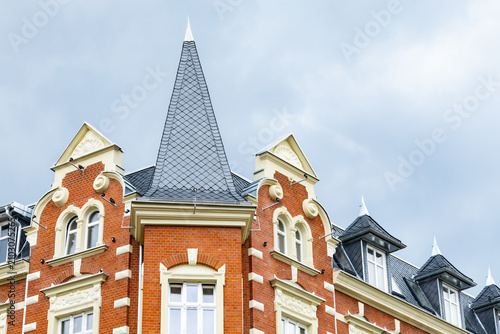 Foto A section of a corner Art Nouveau apartment building with a turret