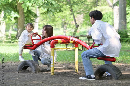 Obraz w ramie シーソーで遊ぶ若いファミリー