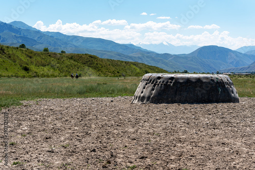 Foto Kok-boru horse game field in Chong-Kemin valley, Kyrgyzstan, featuring a traditional tai-kazan goal