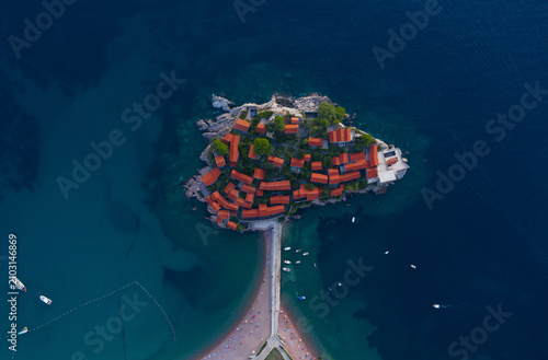 Fotografía stunning aerial view of Sveti Stefan picturesque island in Montenegro showcasing its iconic red-roofed buildings surrounded by turquoise waters
