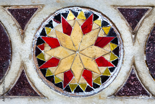 Des tesselles de mosaïque assemblées pour former une ornementation florale