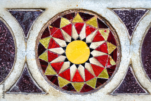 Des tesselles de mosaïque assemblées pour former une ornementation florale