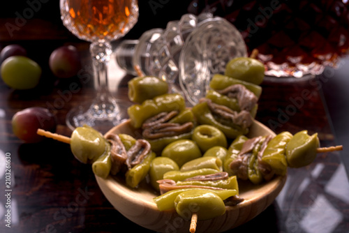 Foto Traditional Spanish gildas appetizers with green olives, anchovies and guindilla