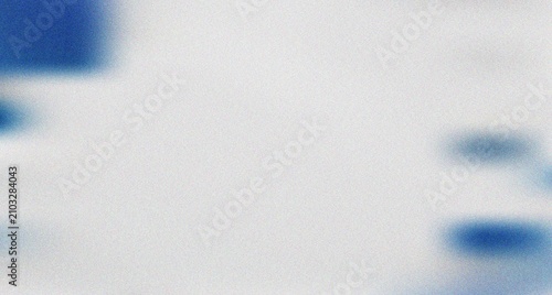 Foto Crisp white canvas with distinct blue blurred shapes and subtle grain effect off