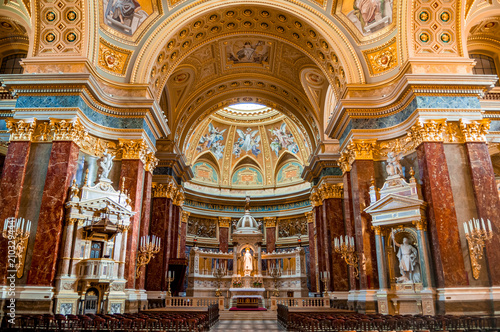Prachtvoller im Stil der Neorenaissance gestalteter Innenraum der St.-Stephans-Basilika in Budapest, Ungarn