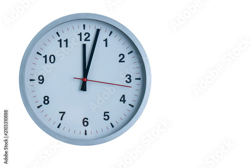 Foto Analog wall clock displaying exactly 12 o'clock on a white background
